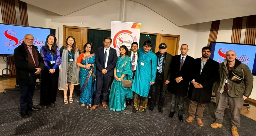 অনুষ্ঠানে আমন্ত্রিত দর্শক, শিল্পী ও কলাকুশলীদের একাংশ